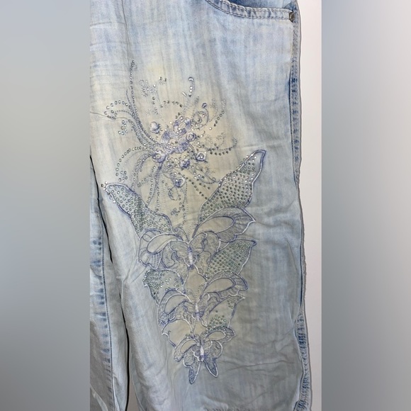 𝅺SEXY Washed Off Cropped Jeans with Rhinestone Detail - Picture 4 of 11